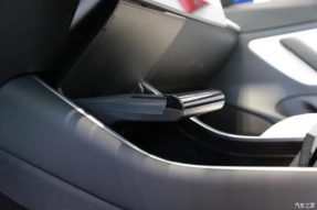 标配无线充电 Model 3内饰配置升级
