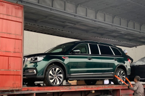 站在国产SUV“塔尖”     红旗HS7加长版实车曝光