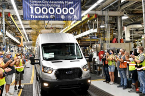 福特堪萨斯装配厂为第100万辆全顺货车下线举行庆祝仪式